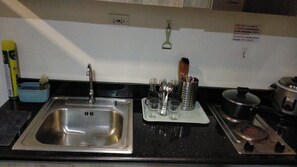 Private kitchen | Mini-fridge, stovetop, cookware/dishes/utensils