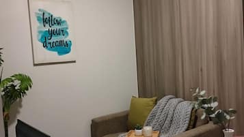 Habitación, vista a la ciudad | Área de sala de estar