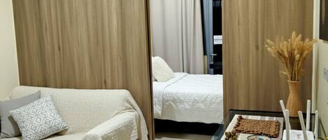 Zimmer, Stadtblick | Essbereich im Zimmer