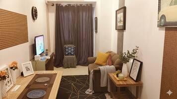 Habitación, vista a la ciudad | Área de sala de estar