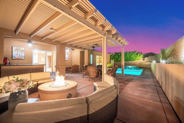 Outdoor dining - Escape to the Desert: Pool, Spa + Outdoor Lounge (Desert Hot Springs)