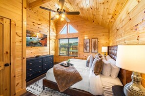 4 habitaciones, escritorio y tabla de planchar con plancha