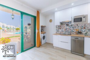 冷蔵庫、電子レンジ、食器洗い機、コーヒー / ティーメーカー