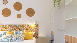 Un dormitorio con cama, mesita de noche y armario.
