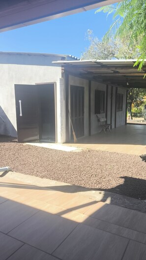 المنطقة المحيطة بالمنشأة