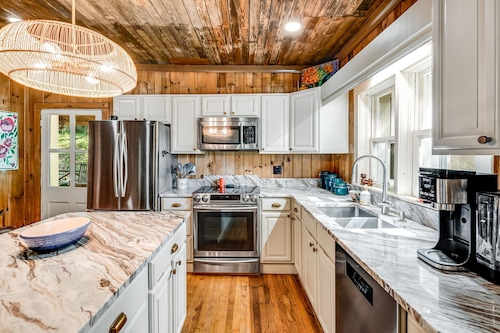 Resilience Road Cabin: pet friendly, walk to downtown Saluda, near hiking!