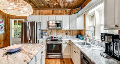 Resilience Road Cabin: pet friendly, walk to downtown Saluda, near hiking!