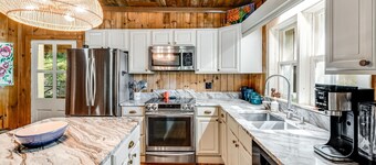 Resilience Road Cabin: pet friendly, walk to downtown Saluda, near hiking!