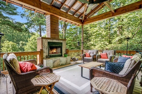 Resilience Road Cabin: pet friendly, walk to downtown Saluda, near hiking!