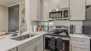 Mikrowelle, Ofen, Herdplatte, Geschirrspüler