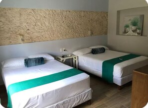 4 soverom, skrivebord, strykejern/-brett og reiseseng for barn