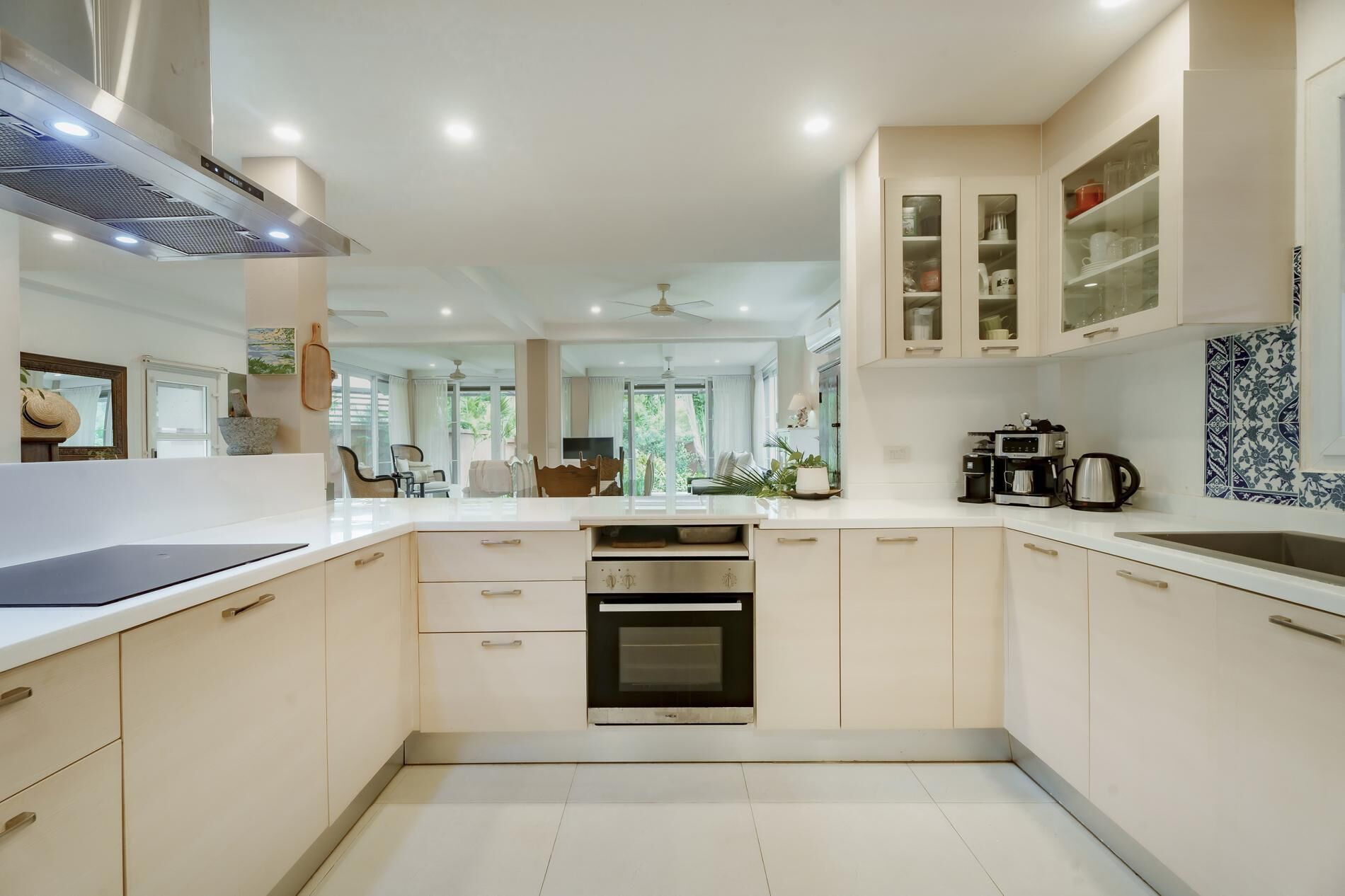 Kjøleskap, mikrobølgeovn, kokeplater og kaffetrakter/tekoker