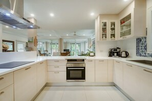 Een koelkast, een magnetron, een kookplaat