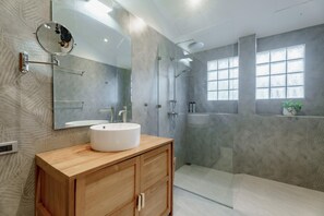 Shower, hair dryer, bidet - Koson, Elegant 3 Bedroom Villa (Tambon Rawai)