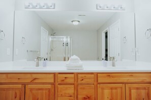 Shower, hair dryer, towels, soap - Modern 5BR Getaway • Sleeps Large Groups • Near Ski & City (West Jordan)