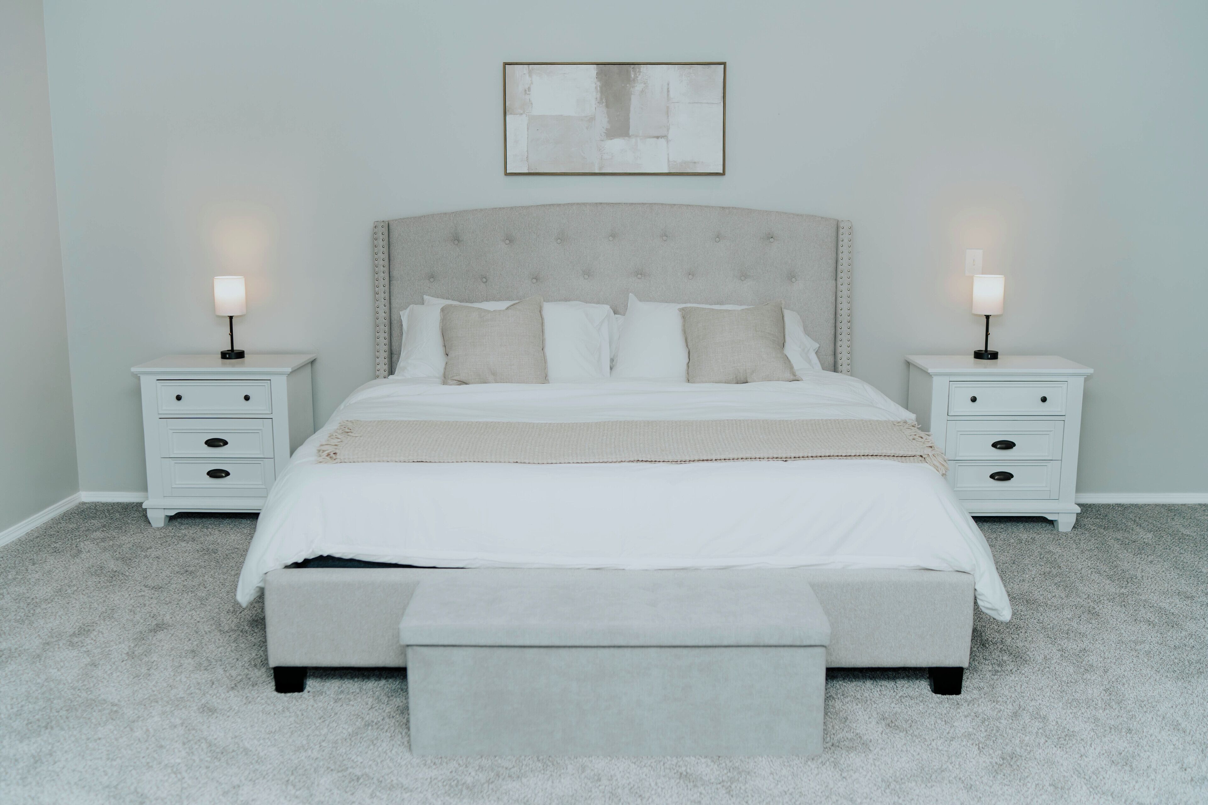 5 soverom, skrivebord, strykejern/-brett og reiseseng for barn