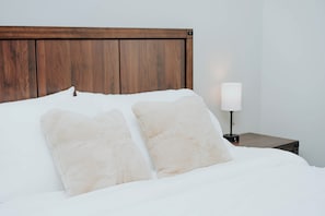 5 Schlafzimmer, Schreibtisch, Bügeleisen/Bügelbrett, Reisekinderbett