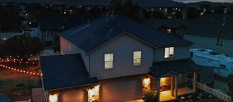 Modern 5BR Getaway • Sleeps Large Groups • Near Ski & City