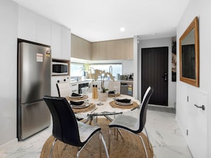 Microwave, oven, stovetop, dishwasher - Apartment on Short (Christchurch)