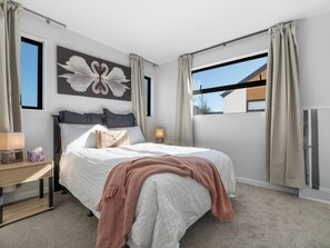 3 bedrooms, iron/ironing board, WiFi, bed sheets - Apartment on Short (Christchurch)