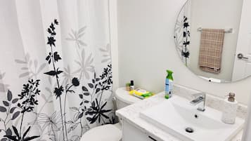 Sèche-cheveux, serviettes fournies, savon, papier toilette