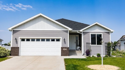 Modern Spacious 4-bedroom building in amazing Fargo