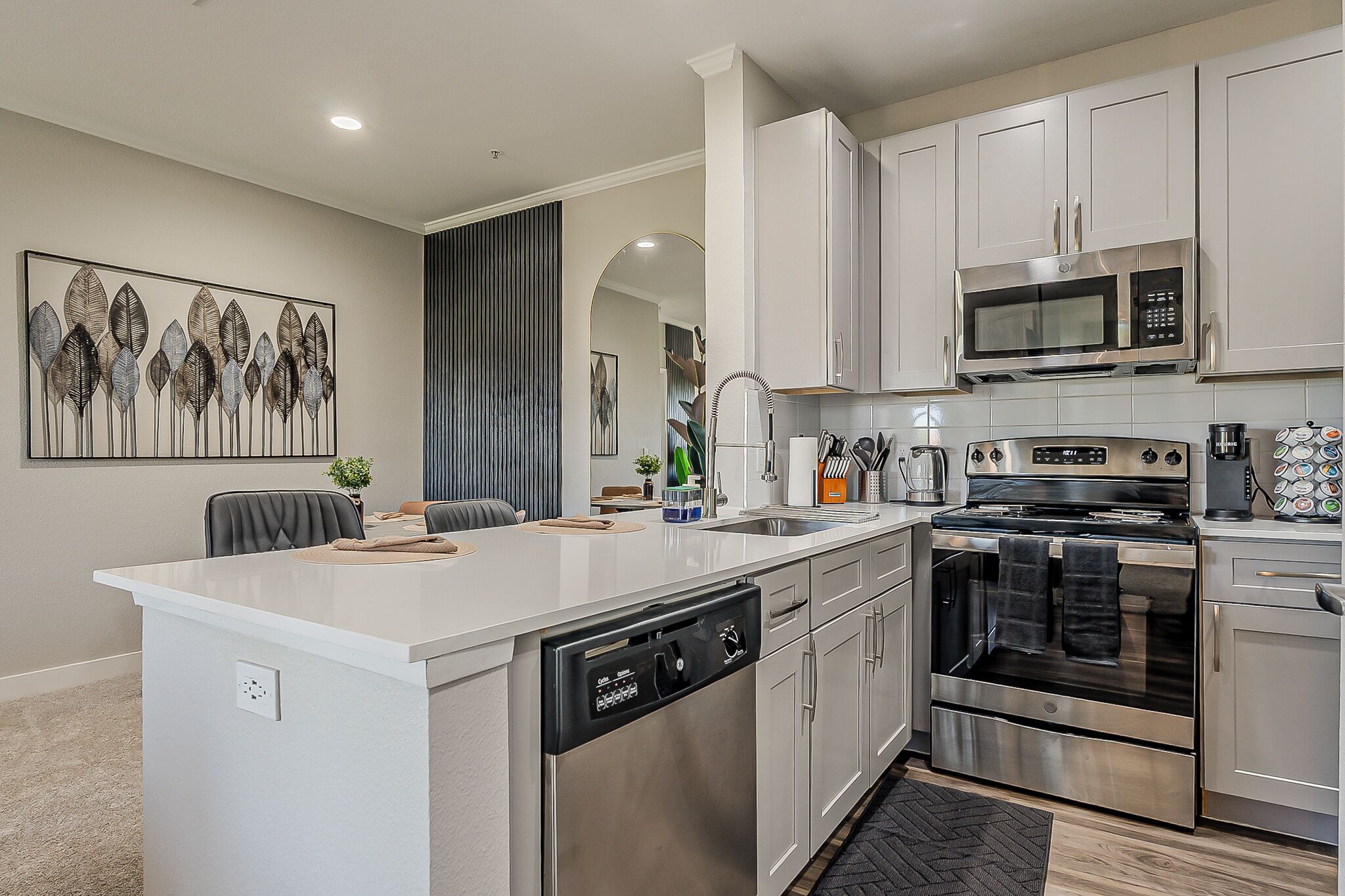 Mikrobølgeovn, ovn, kokeplater og oppvaskmaskin