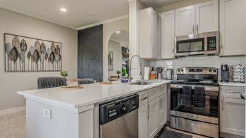 Mikrobølgeovn, ovn, kokeplater og oppvaskmaskin