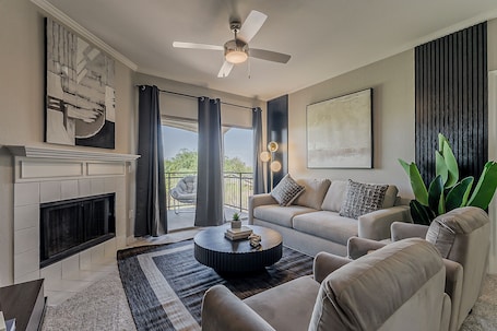 TV. Scottsdale Getaway •2BR/2BA•Pool •Gym•Free Parking