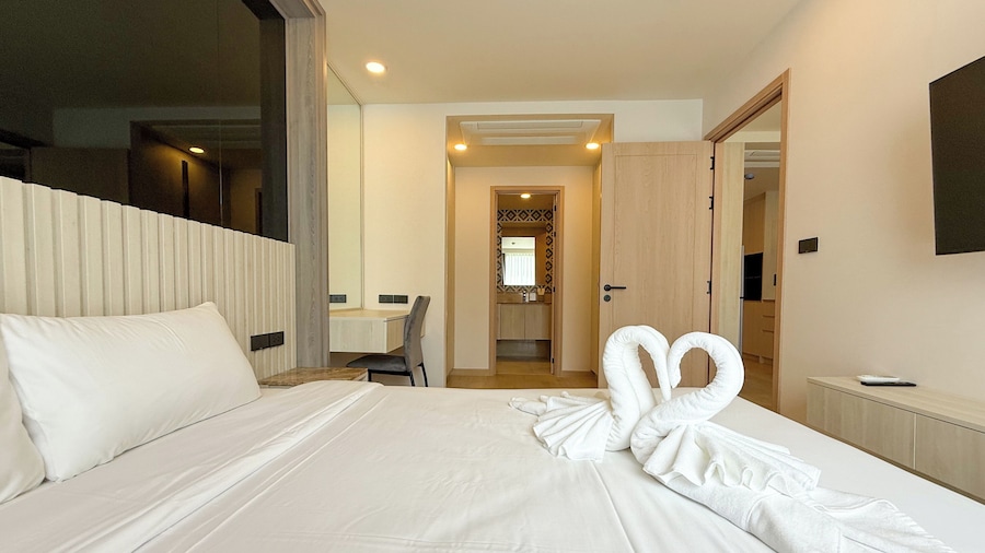 1BR Condo Near Beach with Pool Gym C235