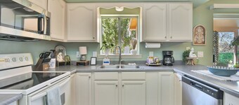 Escape to a charming 3-bedroom, 2-bath retreat in Cottonwood, AZ. Nestled near Sedona’s red rocks...