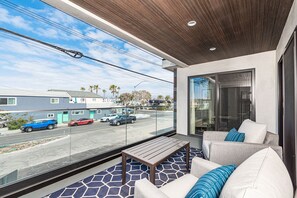Terrace/patio - Luxury 8BR Retreat with AC | Modern Upgrades | 2 Oversized Rooftop Decks! (Newport Beach)