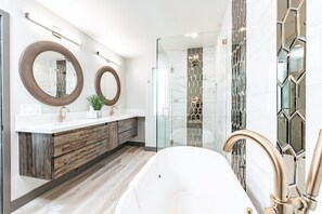 Douche, sèche-cheveux, serviettes fournies