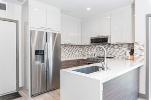 Réfrigérateur, four à micro-ondes, un four, surface de cuisson