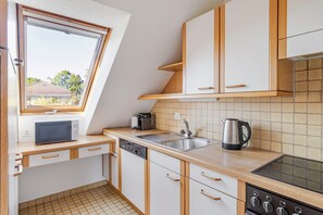 Fridge, microwave, oven, stovetop - Blueground | Enge, balcony, nr Lake Zurich (Zurich)