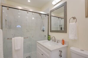 Shower, hair dryer, bidet, towels