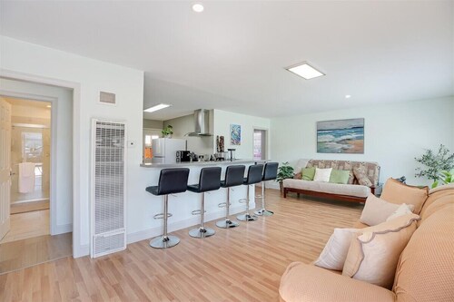 Goodland Blue House 3-bedroom house in Goleta for a relaxing getaway