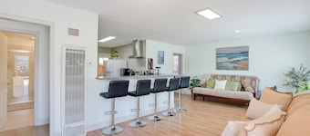 Goodland Blue House 3-bedroom house in Goleta for a relaxing getaway