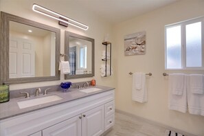 Douche, sèche-cheveux, bidet, serviettes fournies