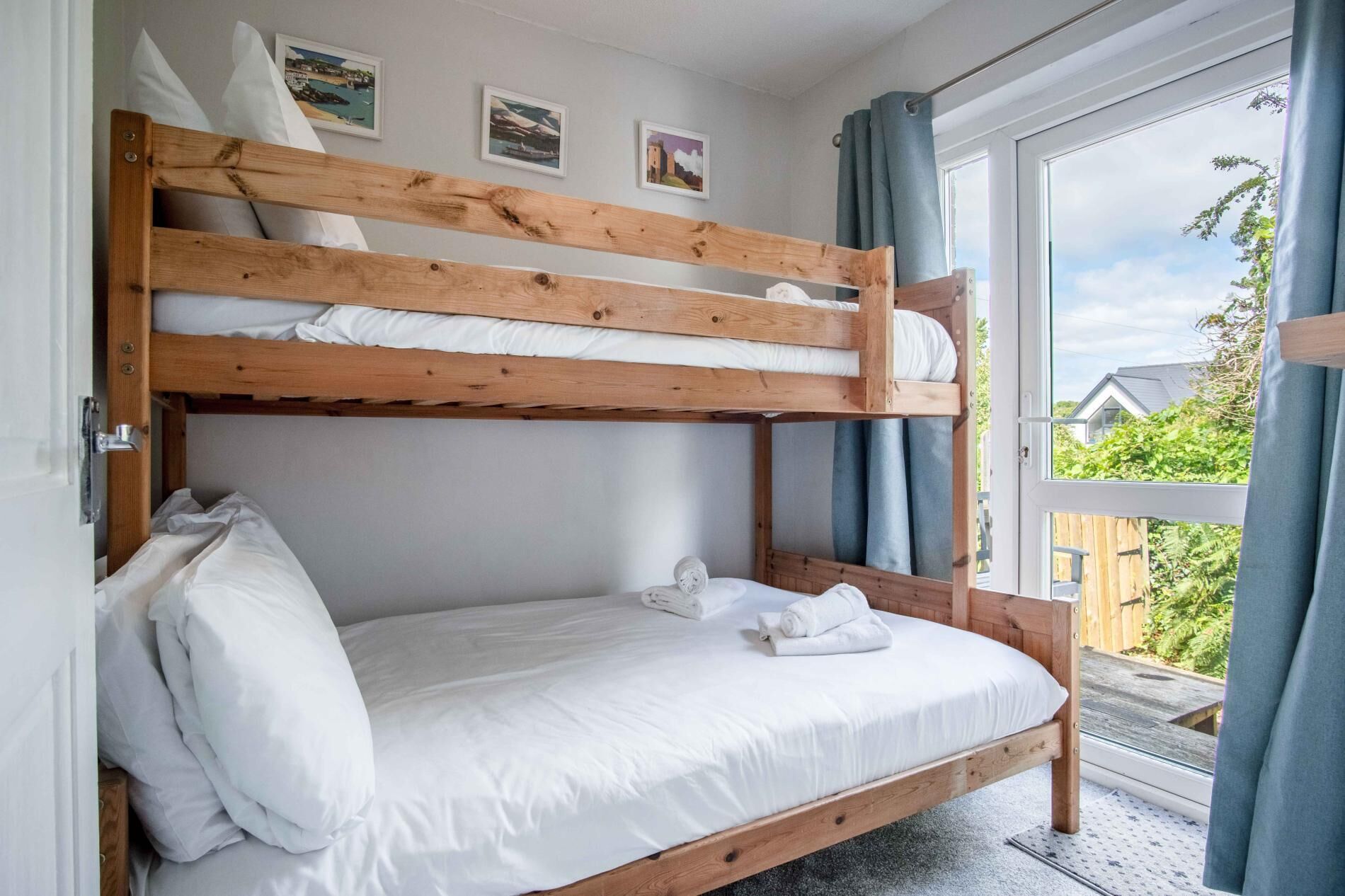 2 bedrooms, iron/ironing board, bed sheets