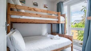 2 bedrooms, iron/ironing board, bed sheets