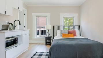 Iron/ironing board, WiFi, bed sheets