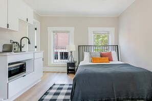 Een strijkplank/strijkijzer, wifi, beddengoed