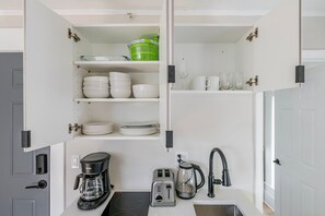 Een koelkast, een magnetron, een oven, een kookplaat