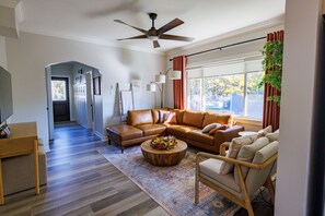 Living area - Welcoming updated modern 3-bedroom house in Mount Clemens (Mount Clemens)