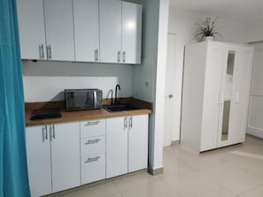 Estúdio standard, sacada, vista para a piscina | Cozinha privada | Cooktop