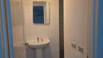 Estudio familiar, balcón | Baño | Regadera, toallas, jabón, papel de baño