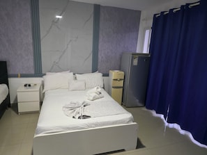 Estúdio standard, sacada, vista para a piscina | Cofres nos quartos, Wi-Fi de cortesia