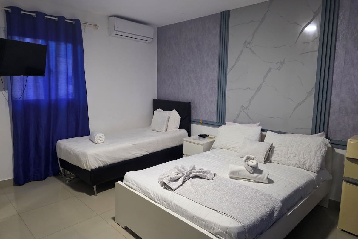 Estúdio standard, sacada, vista para a piscina | Cofres nos quartos, Wi-Fi de cortesia