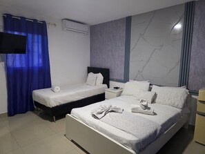 Studio Standard, balcon, vue piscine | Coffres-forts dans les chambres, Wi-Fi gratuit